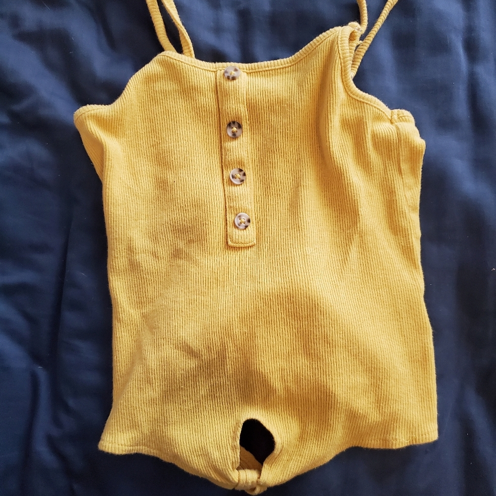 Cute yellow top